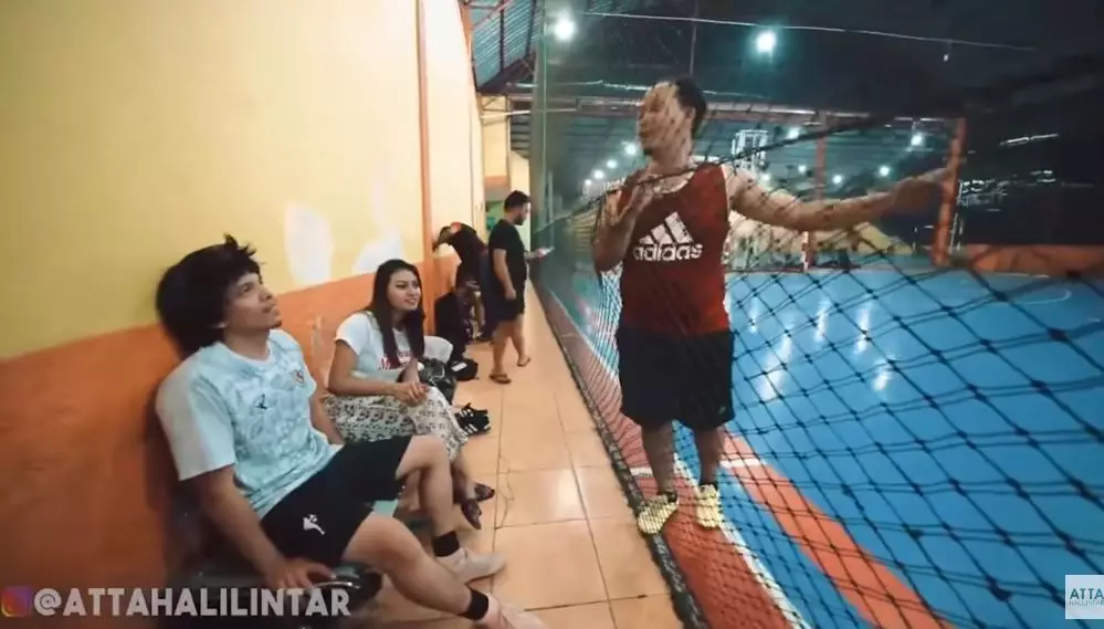 Potret Aurel Hermansyah temani Atta Halilintar futsal © 2020 YouTube/Atta Halilintar  Potret Aurel Hermansyah temani Atta Halilintar futsal © 2020 YouTube/Atta Halilintar