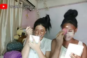 Kakak adik beda warna kulit saling tukar makeup, hasilnya tuai pujian