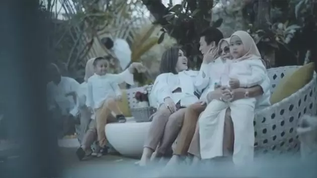 Syahrini dan Reino Barack di ultah ponakan Instagram Syahrini dan Reino Barack di ultah ponakan Instagram