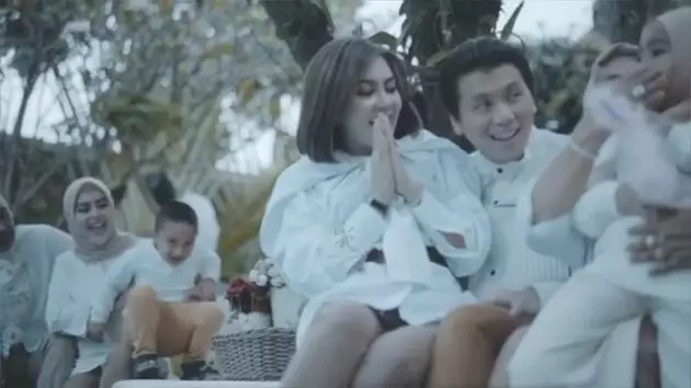 Syahrini dan Reino Barack di ultah ponakan Instagram Syahrini dan Reino Barack di ultah ponakan Instagram