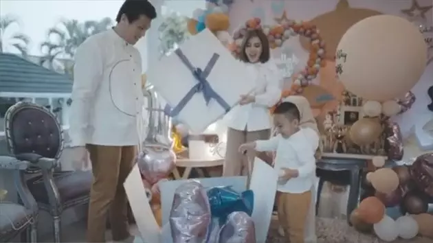 Syahrini dan Reino Barack di ultah ponakan Instagram Syahrini dan Reino Barack di ultah ponakan Instagram