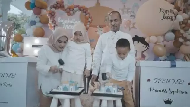 Syahrini dan Reino Barack di ultah ponakan Instagram Syahrini dan Reino Barack di ultah ponakan Instagram