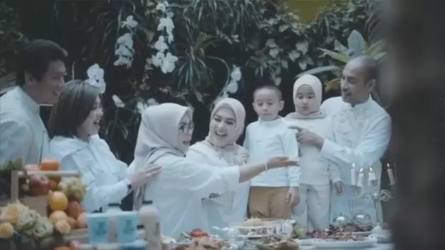 Syahrini dan Reino Barack di ultah ponakan Instagram Syahrini dan Reino Barack di ultah ponakan Instagram