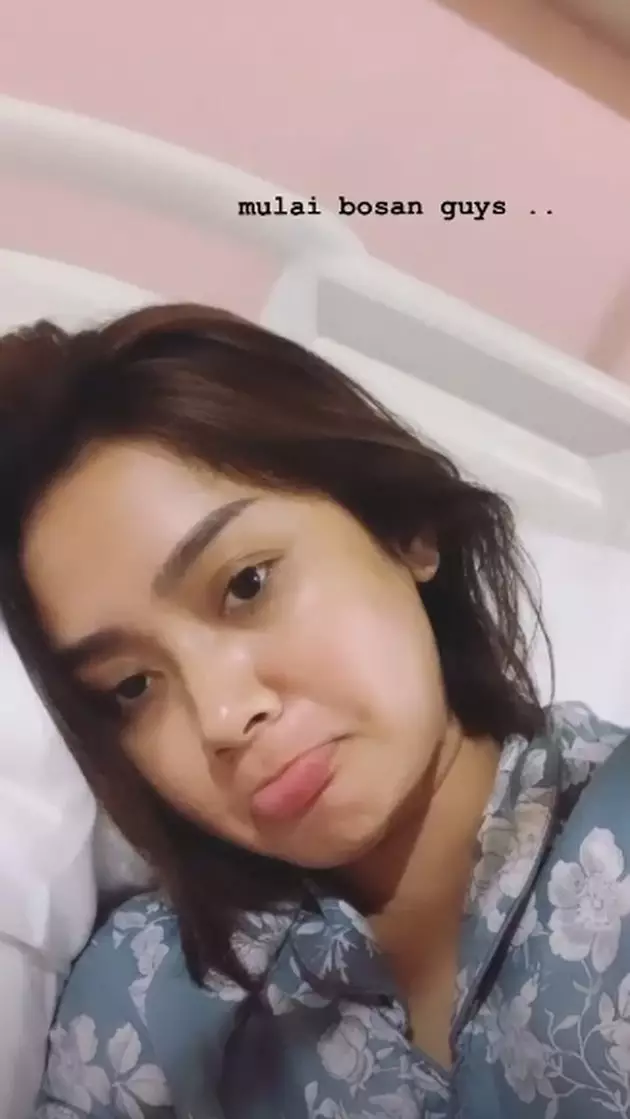 Potret Cita Citata terbaring lemas di rumah sakit © 2020 Instagram Potret Cita Citata terbaring lemas di rumah sakit © 2020 Instagram