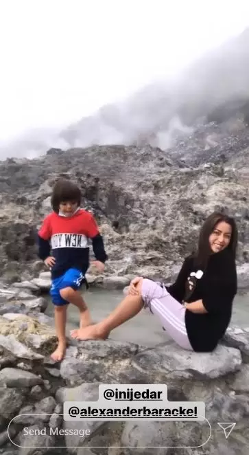 Momen liburan Jessica Iskandar di Tangkuban Perahu © 2020 Instagram