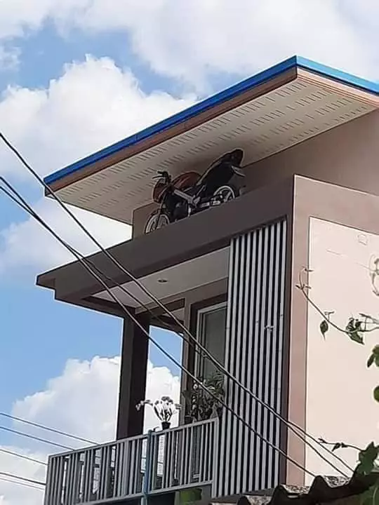 kendaraan parkir di atap Twitter kendaraan parkir di atap Twitter