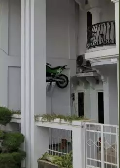 kendaraan parkir di atap Twitter kendaraan parkir di atap Twitter