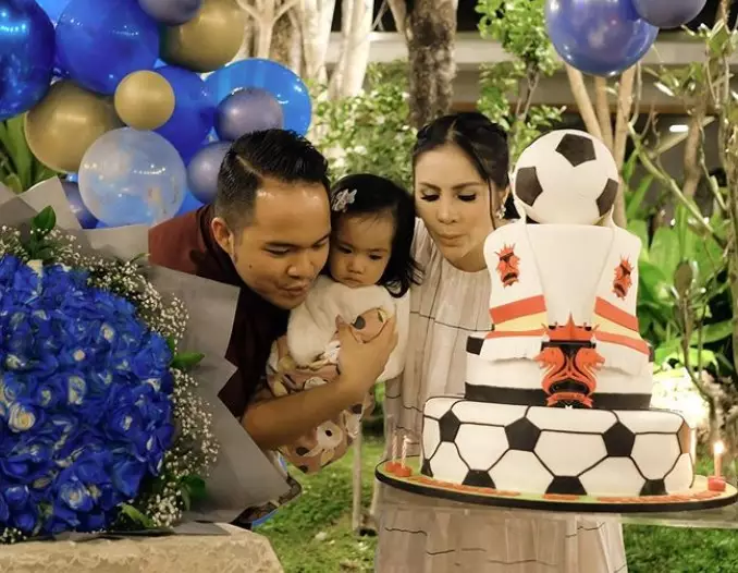 Potret ulang tahun suami Momo Instagram/@therealmomogeisha