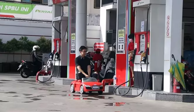 momen lucu mobil di pom bensin © 2020 1cak.com momen lucu mobil di pom bensin © 2020 1cak.com