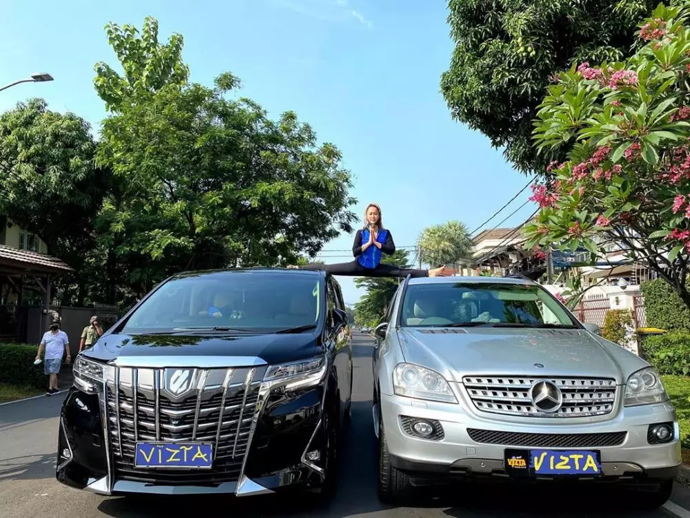 Gaya lentur seleb saat yoga Berbagai sumber