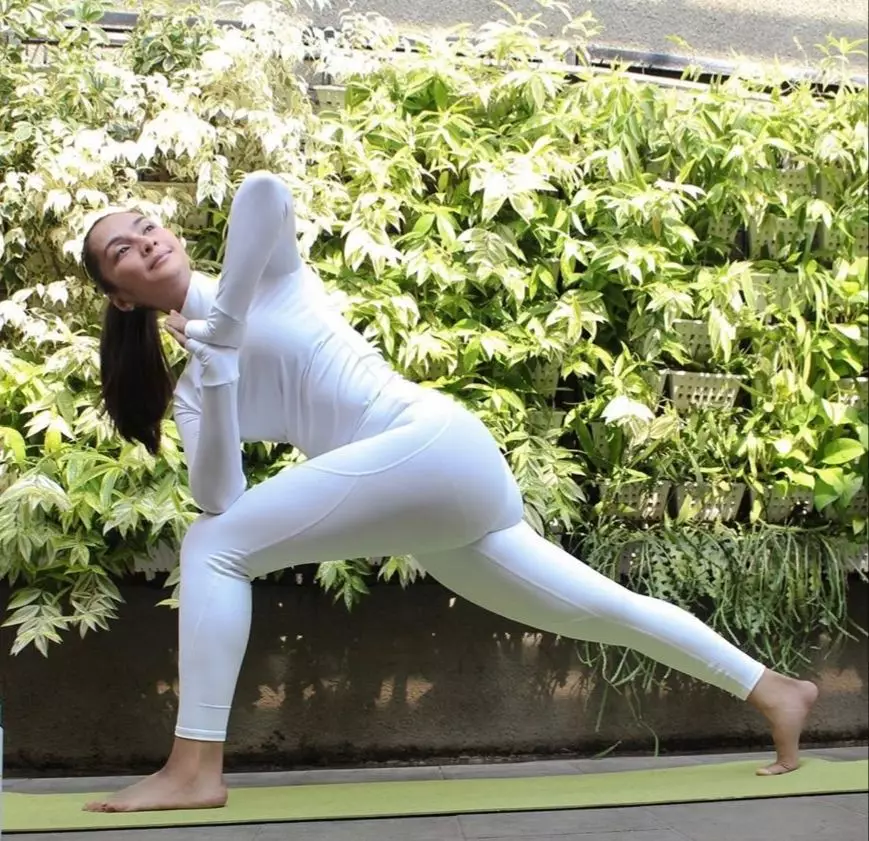 Gaya lentur seleb saat yoga Berbagai sumber