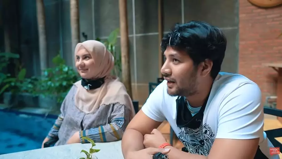 Ammar Zoni bertemu ibu angkat berbagai sumber Ammar Zoni bertemu ibu angkat berbagai sumber