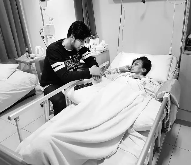 Ammar Zoni bertemu ibu angkat berbagai sumber Ammar Zoni bertemu ibu angkat berbagai sumber