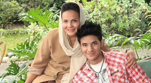 Ammar Zoni bertemu ibu angkat berbagai sumber Ammar Zoni bertemu ibu angkat berbagai sumber