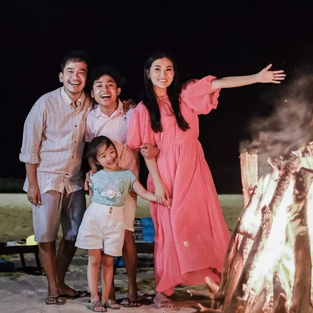 12 Momen liburan Ruben Onsu dan keluarga, camping di pinggir pantai