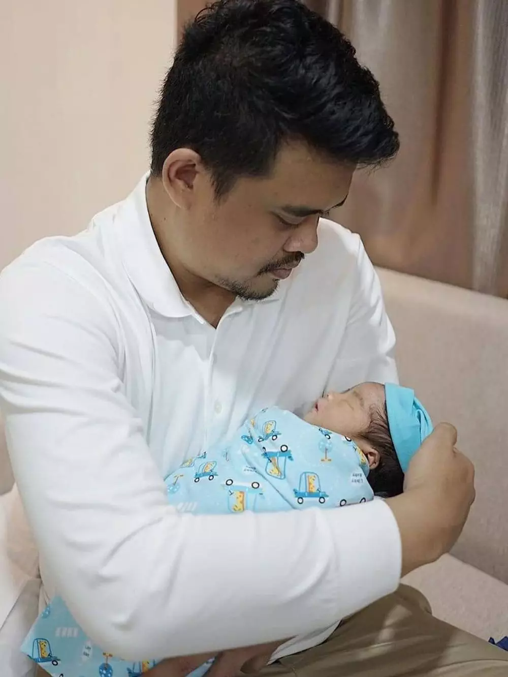 Potret putra kedua Kahiyang Ayu berbagai sumber