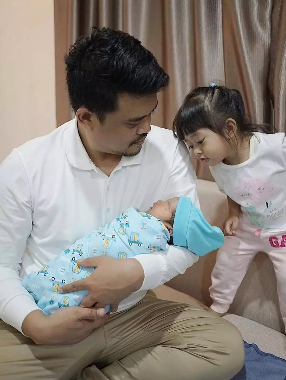 Potret putra kedua Kahiyang Ayu berbagai sumber