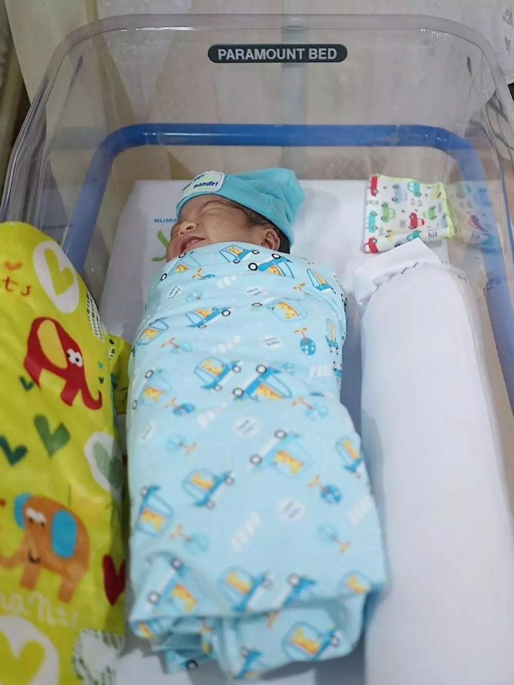 Potret putra kedua Kahiyang Ayu berbagai sumber