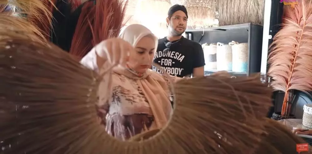 Momen liburan Irish Bella & Ammar Zoni ke Yogyakarta © 2020 YouTube/Aish TV Momen liburan Irish Bella & Ammar Zoni ke Yogyakarta © 2020 YouTube/Aish TV