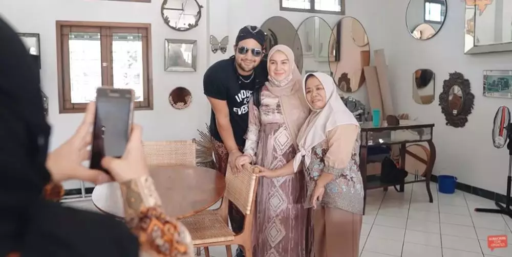 Momen liburan Irish Bella & Ammar Zoni ke Yogyakarta © 2020 YouTube/Aish TV Momen liburan Irish Bella & Ammar Zoni ke Yogyakarta © 2020 YouTube/Aish TV