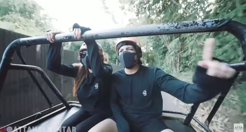 Potret liburan Atta &  Aurel © 2020 YouTube/Atta Halilintar Potret liburan Atta &  Aurel © 2020 YouTube/Atta Halilintar