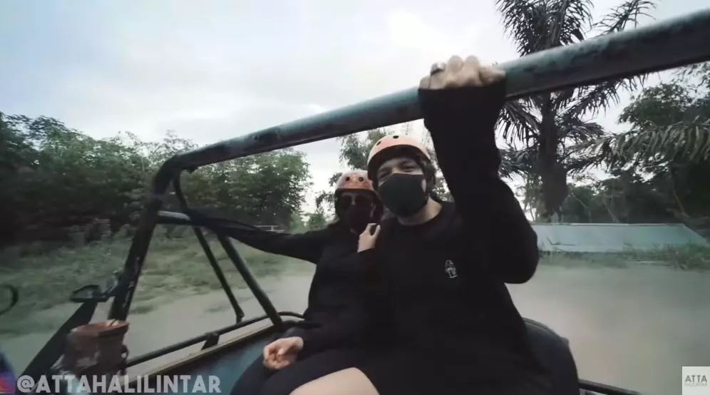 Potret liburan Atta &  Aurel © 2020 YouTube/Atta Halilintar Potret liburan Atta &  Aurel © 2020 YouTube/Atta Halilintar
