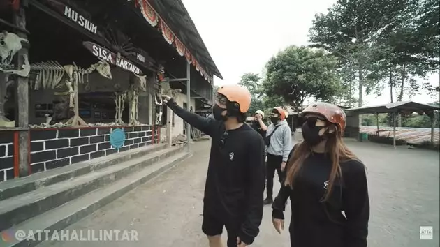 Potret liburan Atta &  Aurel © 2020 YouTube/Atta Halilintar Potret liburan Atta &  Aurel © 2020 YouTube/Atta Halilintar