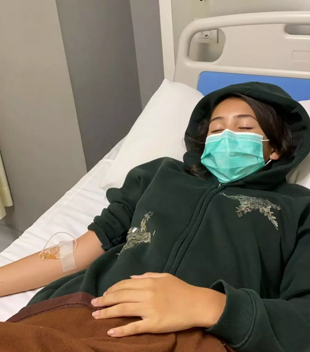 Sandrinna Michelle terbaring di rumah sakit © 2020 Instagram/@sandrinna_11