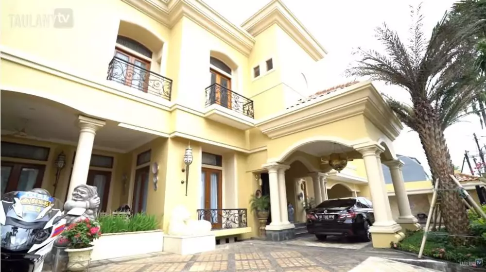 Potret rumah mewah Bambang Soesatyo © 2020 YouTube/Taulany TV