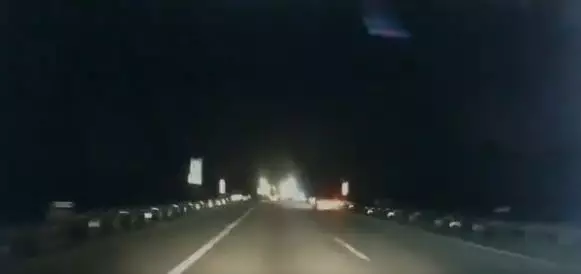 mobil nyaris dihantam truk Twitter