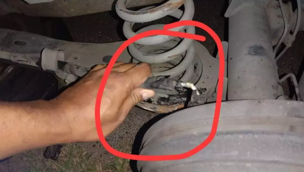 mobil nyaris dihantam truk Twitter