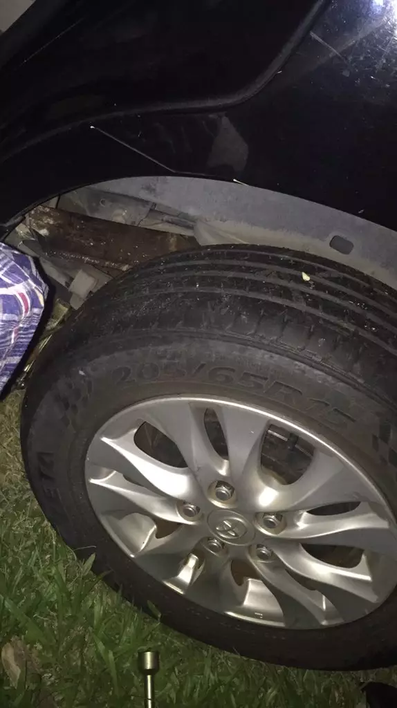 mobil nyaris dihantam truk Twitter