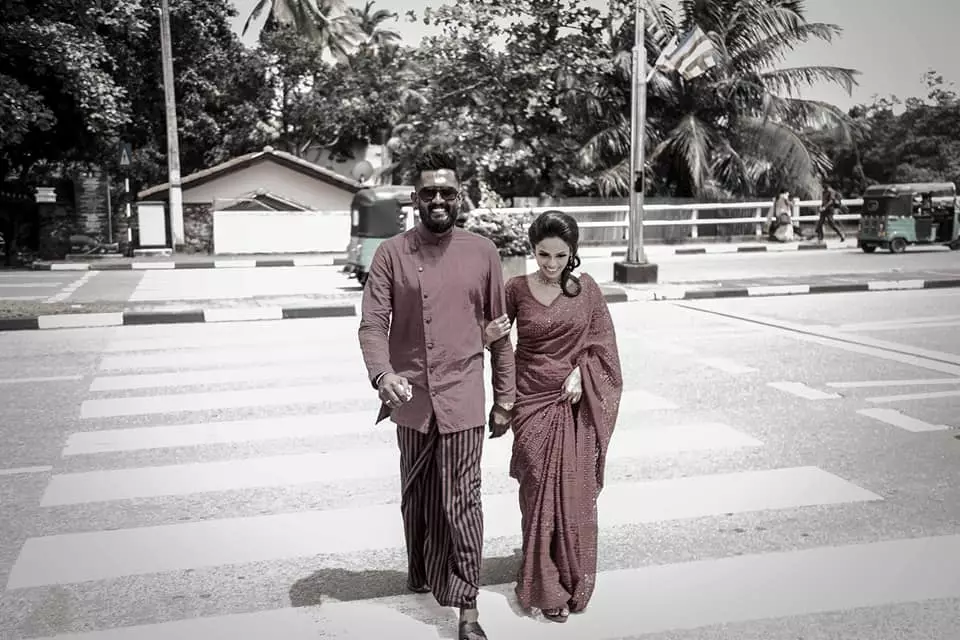 Pengantin beri gelandangan makanan Facebook/ Udesh Riyan Pengantin beri gelandangan makanan Facebook/ Udesh Riyan