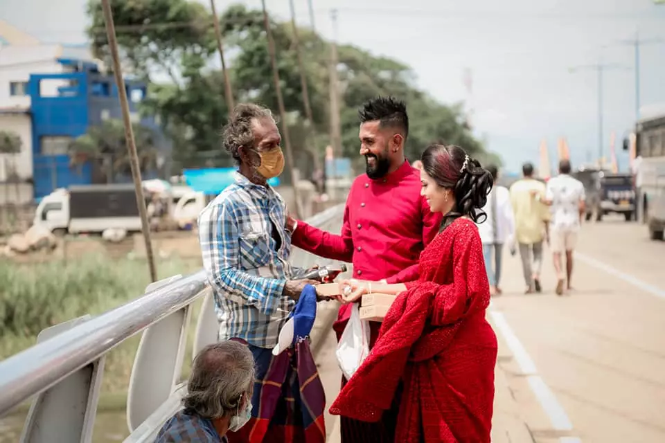 Pengantin beri gelandangan makanan Facebook/ Udesh Riyan Pengantin beri gelandangan makanan Facebook/ Udesh Riyan
