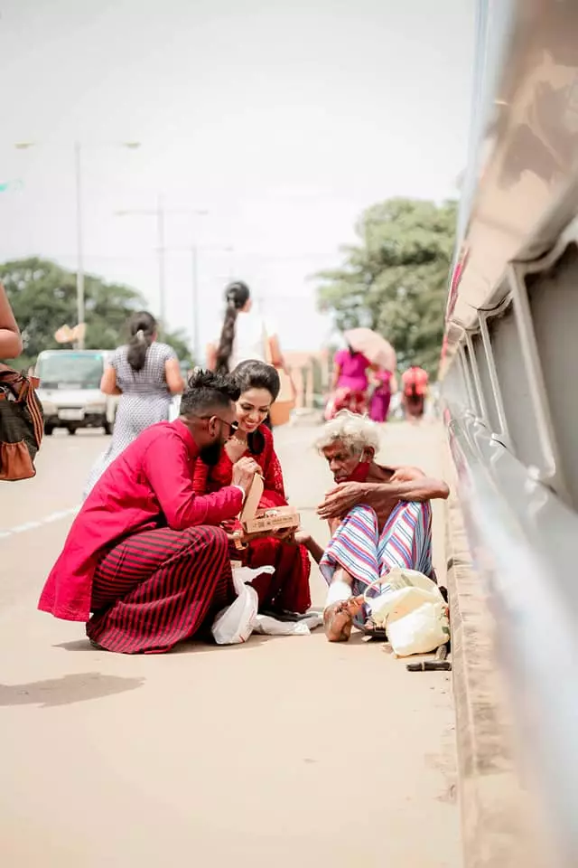 Pengantin beri gelandangan makanan Facebook/ Udesh Riyan Pengantin beri gelandangan makanan Facebook/ Udesh Riyan