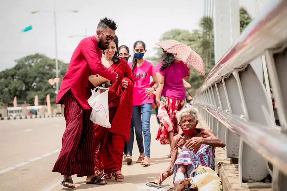 Pengantin beri gelandangan makanan Facebook/ Udesh Riyan Pengantin beri gelandangan makanan Facebook/ Udesh Riyan