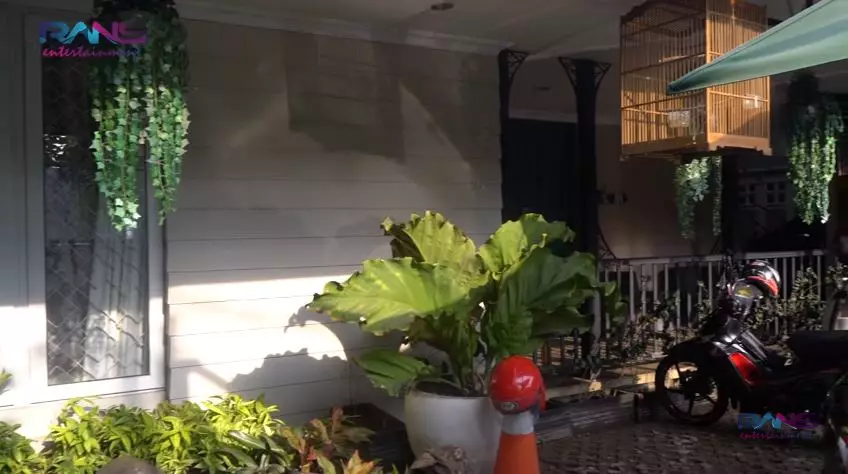 Tiga rumah Rieta Amilia YouTube