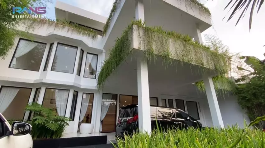 Tiga rumah Rieta Amilia YouTube