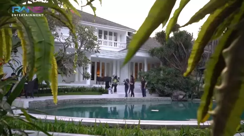 Tiga rumah Rieta Amilia YouTube