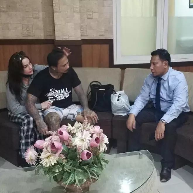 Potret Nora dampingi JRX Berbagai sumber