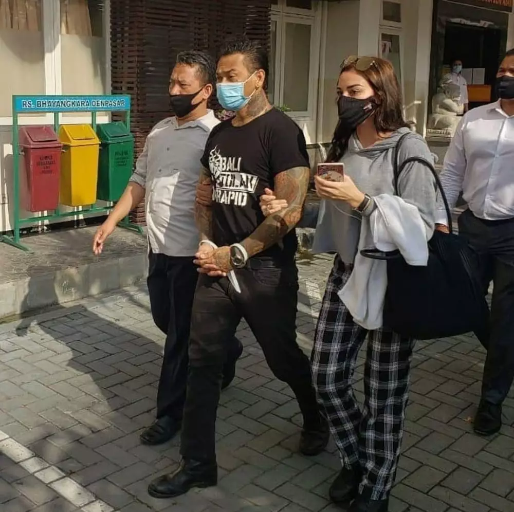 Potret Nora dampingi JRX Berbagai sumber