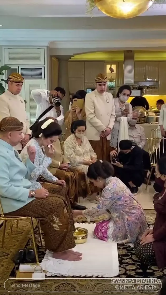 Momen siraman Arya Bakrie & Vannya Istarinda © 2020 Instagram Momen siraman Arya Bakrie & Vannya Istarinda © 2020 Instagram