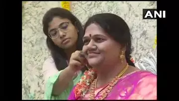 Suami buat patung mendiang istri Berbagai sumber