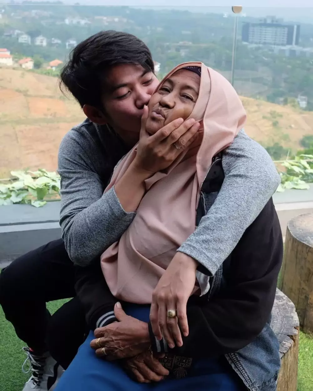 potret kebersamaan Rizki D'Academy dan ibunda © 2020 Instagram/da2_rizki123 potret kebersamaan Rizki D'Academy dan ibunda © 2020 Instagram/da2_rizki123