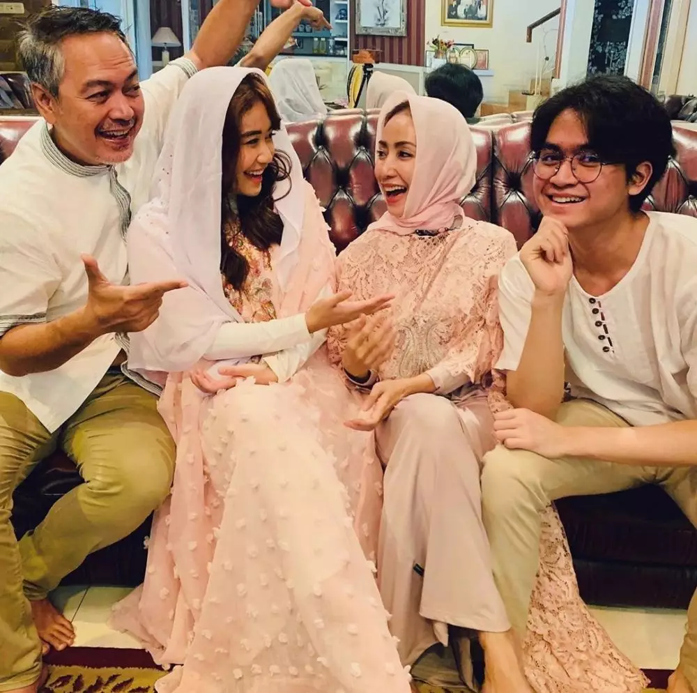 potret harmonis Adipura dan istri © 2020 Instagram/@adipura_24 potret harmonis Adipura dan istri © 2020 Instagram/@adipura_24