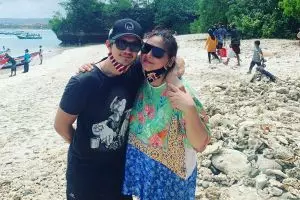 7 Momen Audy Item nikmati alam Pangandaran, digendong suami di sungai