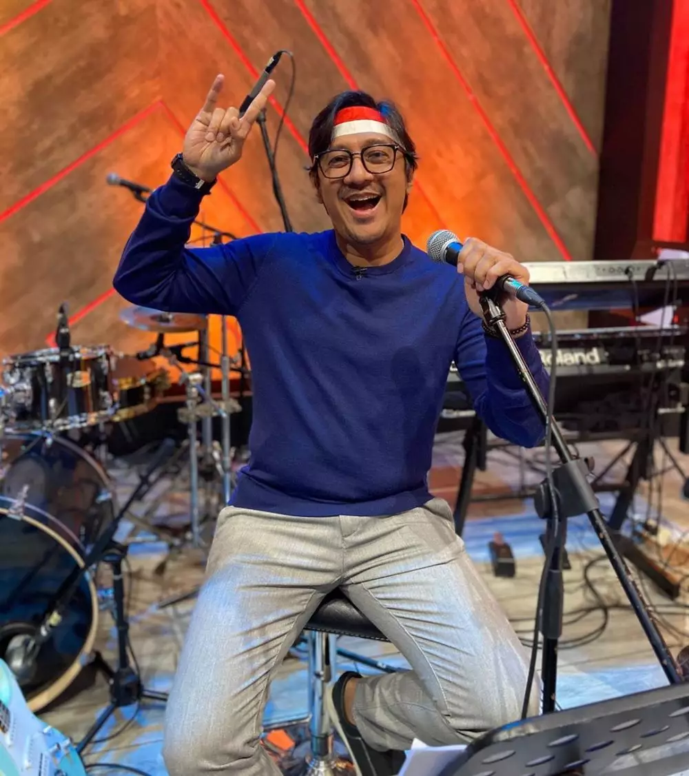 Penyanyi cowok jadi presenter Instagram Penyanyi cowok jadi presenter Instagram