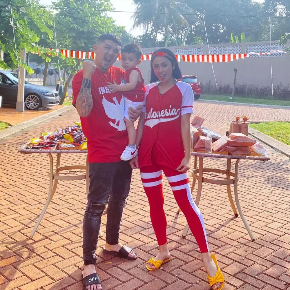 gaya seleb rayakan kemerdekaan di rumah  Instagram gaya seleb rayakan kemerdekaan di rumah  Instagram