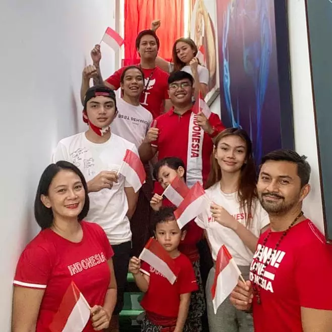 gaya seleb rayakan kemerdekaan di rumah  Instagram gaya seleb rayakan kemerdekaan di rumah  Instagram