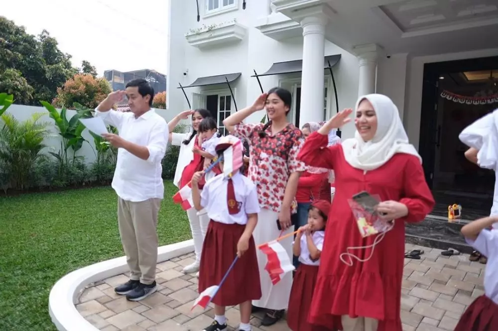 gaya seleb rayakan kemerdekaan di rumah  Instagram gaya seleb rayakan kemerdekaan di rumah  Instagram